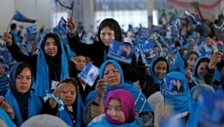 Para kaum perempuan Afghanistan saat berdemo menuntut kebebasan berekspresi. (foto: Dokumen/AP)