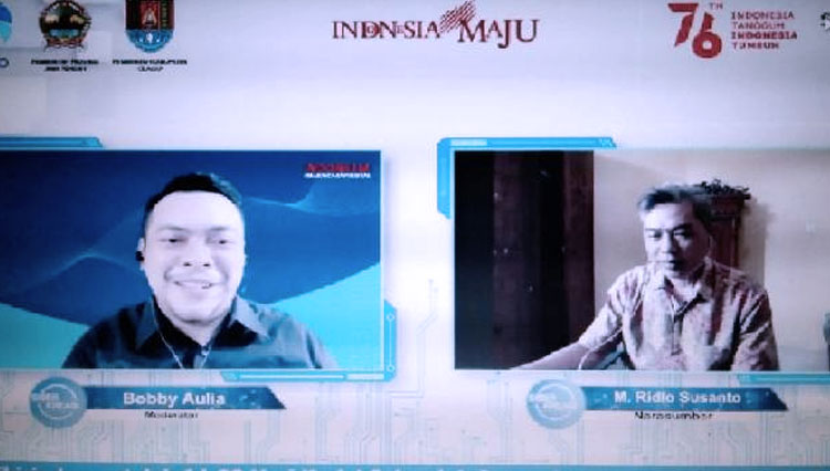 Berbagi tips aman bermedia sosial dengan warga Cilacap bersama Kemenkominfo dan jurnalis senior. (FOTO: Tangkapan layar)