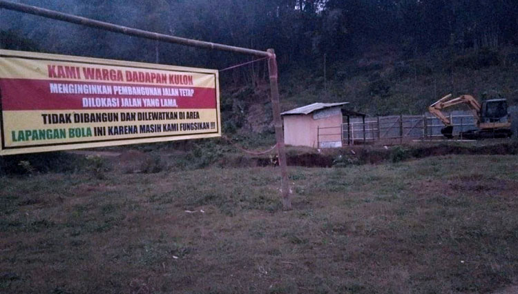 Kondisi pembangunan jalan di lapangan bola Desa Bendosari di Kabupaten Malang, yang diprotes warga. (Foto : Akun Facebook Tri Widayat).