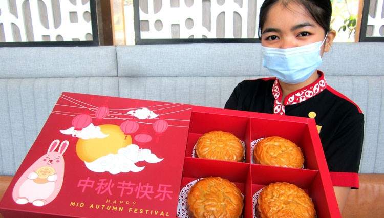 Paket kue bulan dengan empat varian rasa yang dikemas dalam boks menarik bisa dijadikan hampers atau hantaran buat keluarga, relasi maupun kolega (Foto: Dok. Swiss Belhotel Solo)