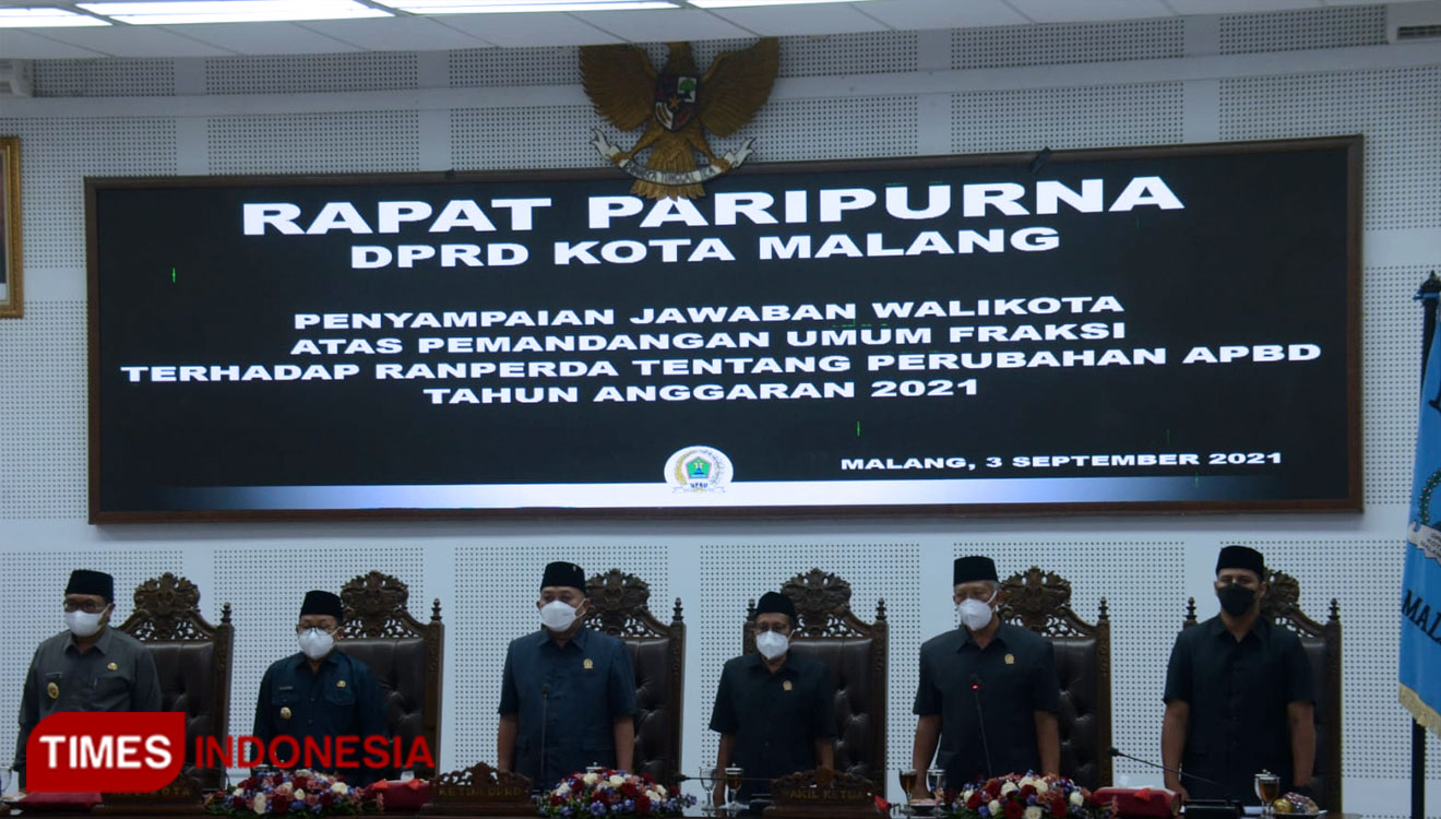 Suasana Paripurna DPRD Kota Malang saat menyanyikan lagu Indonesia Raya, Jumat (3/9/2021). (Foto: Adhitya Hendra/TIMES Indonesia)