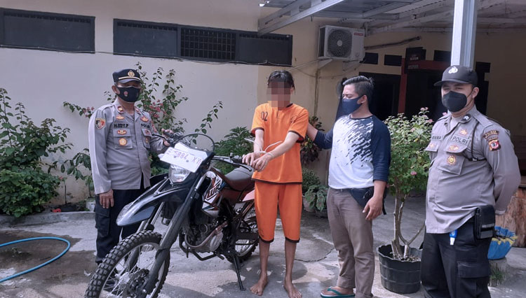 Pelaku curanmor menunjukan barang bukti sepeda motor curian di Polsek Leuwimunding, Polres Majalengka. (Foto: Humas Polres Majalengka for TIMES Indonesia)