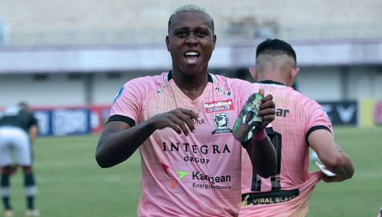 Selebrasi Hugo Gomes saat mencetak gol ke gawang Persikabo (FOTO: Instagram Madura United)