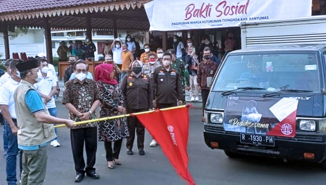 Bupati Banyumas Achmad Husein saat melaunching paket sembako dari Paguyuban Warga Keturunan Tionghoa (PWKT) Kabupaten Banyumas. (FOTO: Ita For TIMES Indonesia)
