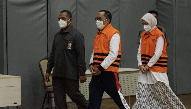 Bupati Probolinggo Puput Tantriana Sari beserta suaminya, yang merupakan anggota DPR RI, Hasan Aminuddin saat ditangkap oleh KPK RI. (FOTO: Antara)