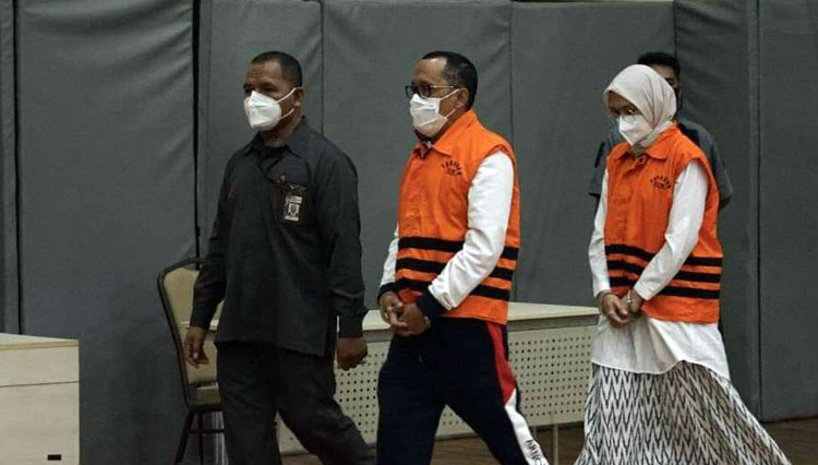 Bupati Probolinggo Puput Tantriana Sari beserta suaminya, yang merupakan anggota DPR RI, yakni Hasan Aminuddin saat ditetapkan sebagai tersangka oleh KPK RI. (FOTO: Antara)