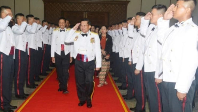 Pemimpin kudeta, Jendral senior Min Aung Hlaing saat menghadiri upacara kelulusan Akademi Pelayanan Pertahanan.(FOTO :The Irrawaddy/Situs Web Militer)
