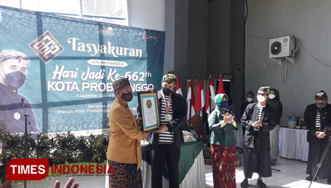 Wali Kota Probolinggo, Habib Hadi Zainal Abidin menerima penghargaan dari LEPRID di hari jadi ke-662 Kota Probolinggo (foto: Iqbal/TIMES Indonesia)