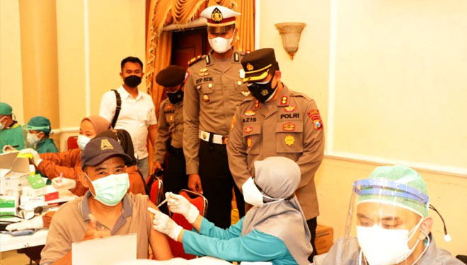 Kapolres AKBP Mochamad Nur Azis didampingi Kasatlantas AKP Ayib Rizal meninjau pelaksanaan vaksinasi Merdeka di Gedung Sasana Praja Ponorogo. (FOTO:Humas Polres/TIMES Indonesia)