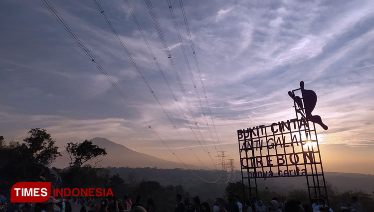 Suasana sunset di Bukit Cinta Anti Galau. (Foto: Muhamad Jupri/TIMES Indonesia)