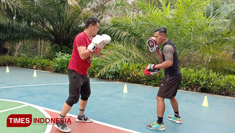 Atlet tinju juara dunia asal Malang, Hero Tito, saat melatih Kiagus Firdaus dalam program Private Fitness Boxing. (Foto: Naufal Ardiansyah/TIMES Indonesia)