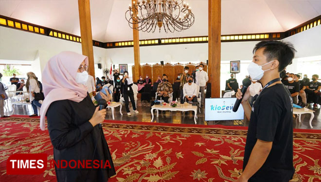 Bupati Banyuwangi Ipuk Fiestiandani Azwar Anas saat berdiskusi bersama peserta Jagoan Bisnis (Foto : Rizki Alfian/ TIMESIndonesia)