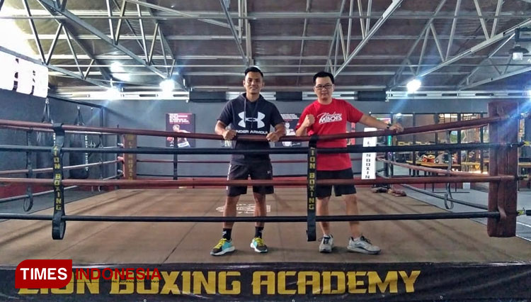 Owner Sasana Lion Boxing Academy and Cafe bersama pelatih kepala Hero Tito di ring sasana yang bakal diresmikan. (Foto: Dok. Pribadi for TIMES Indonesia)