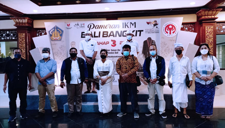 Perwakilan AMSI Bali, bersama dengan Putri Suastini Koster, jajaran Dekranasda Bali dan Kadisperindag Bali, saat memantau persiapan pameran UMKM Bali Bangkit. (FOTO: Dok AMSI)