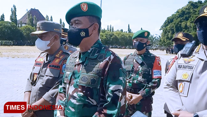 Danrem 081/DSJ Letkol Inf Waris Ari Nugroho saat memberikan keterangan pers terkait Kuningan Presiden Jokowi ke Ponorogo. (FOTO:Marhaban/TIMES Indonesia)