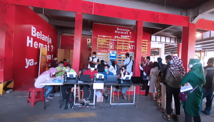 Suasana vaksinasi di dalam Toserba Yogya Indramayu. (Foto: Diskominfo Kabupaten Indramayu)