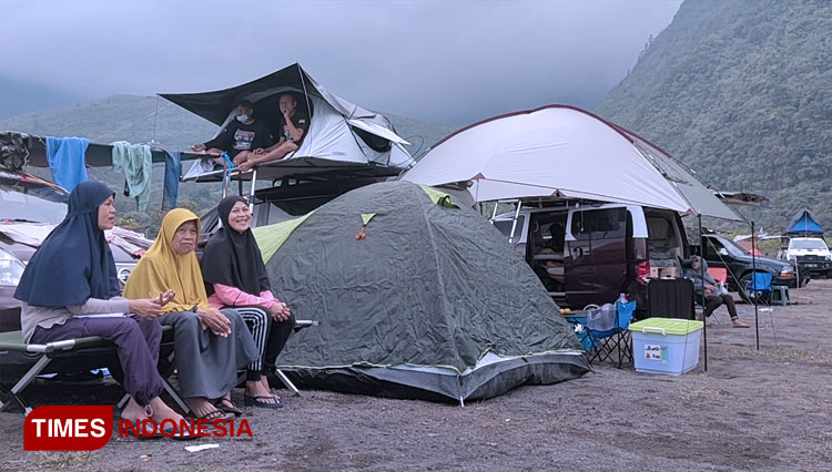 Dua orang peserta Jabar Ngahiji Camper Van Indonesia menikmati suasana sore di kawasan Blok Pasir Datar Gunung Galunggung,Tasikmalaya, Jawa Barat, Mingu (5/9/21) sore. (FOTO: Harniwan Obech/TIMES Indonesia)