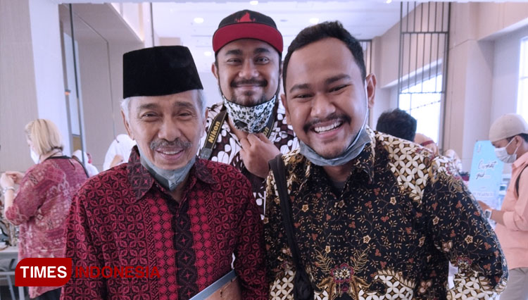 Jurnalis dan Fotografer TIMES Indonesia dalam sebuah kesempatan berpose dengan Cak Kartolo. (FOTO: dok. TIMES Indonesia)
