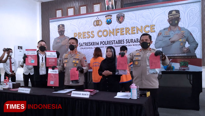Polrestabes Surabaya saat ungkap kasus aborsi, Senin (6/9/2021). (Foto: Khusnul Hasana/TIMES Indonesia). 