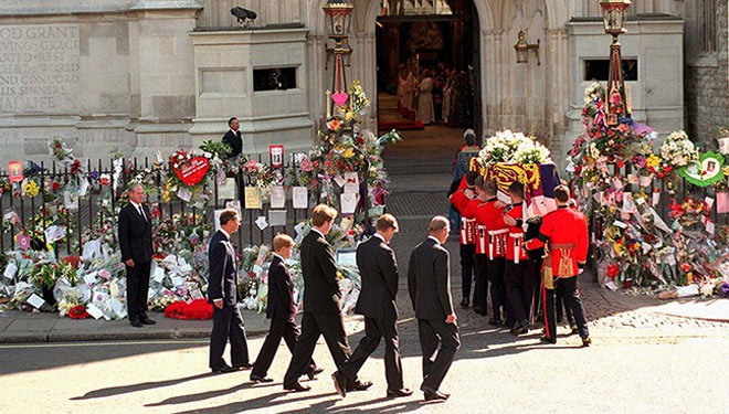 Pangeran Charles, dan kedua anaknya Henry dan William berjalan di belakang pasukan yang mengusung peti mati berisi jenazah Putri Diana. Diana tewas pada 31 Agustus 1997 dan dimakamkan pada 6 September 1997.
