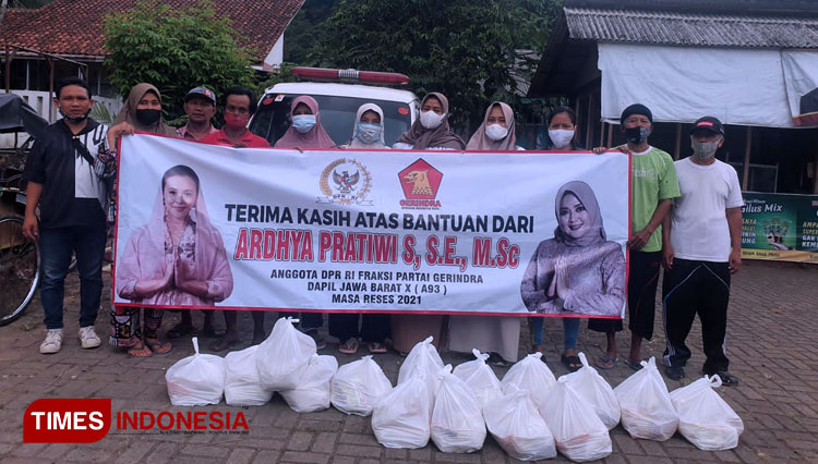 Spanduk pembagian sembako kolaborasi Rossi Hernawati dan Ardhya Pratiwi, anggota DPR RI Fraksi Gerindra dapil X. (FOTO: Susi/TIMES Indonesia)