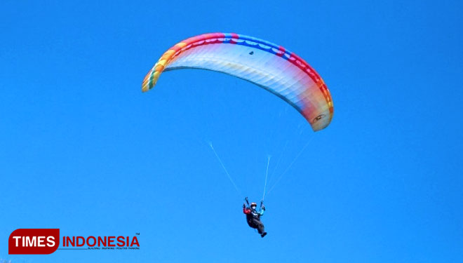 Salahsatu atlet paralayang peserta ekshibisi paragliding TROI seri 1 saat berhasil mengudara di langit Sumedang (FOTO: Alan Dahlan/TIMES Indonesia) 