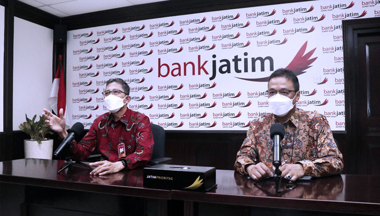 (ki-ka) Direktur Utama Bank Jatim Busrul Iman bersama Direktur TI & Operasi Bank Jatim Tonny Prasetyo saat Public Expose pada Selasa (7/9/2021). (FOTO: Dok.Bank Jatim) 
