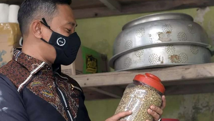 Bupati Pacitan, Indrata Nur Bayuaji meninjau produksi kopi di Desa Gembuk, Kecamatan Kebonagung (Foto: Humas Pemkab Pacitan)
