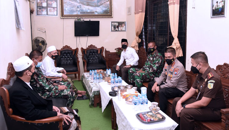 Kepala Staf Korem (Kasrem) 084/Bhaskara Jaya, Kolonel Inf Erwin Rustiawan bersama Forkompinda Surabaya di Ponpes Sunan Kalijogo Surabaya, Selasa (7/9/2021). (FOTO: Dok.Penrem BJ)