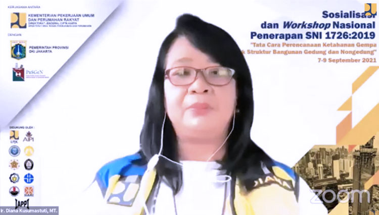 Direktur Jenderal Cipta Karya Diana Kusumastuti mewakili Menteri PUPR RI Basuki Hadimuljono saat memberi sambutan pada Sosialisasi dan Workshop Nasional Penerapan SNI1726:2019 (FOTO: Biro Komunikasi Publik Kementerian PUPR RI)