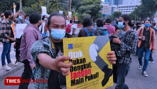 Jurnalis se-Surabaya saat menggelar aksi Solidaritas Penganiyaan Jurnalis Tempo di Surabaya. (Foto: dok. TIMES Indonesia)