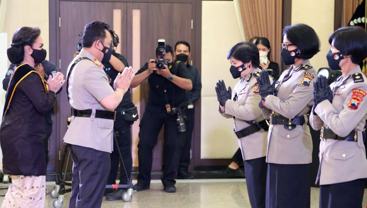 Kapolri saat memberikan ucapan selamat