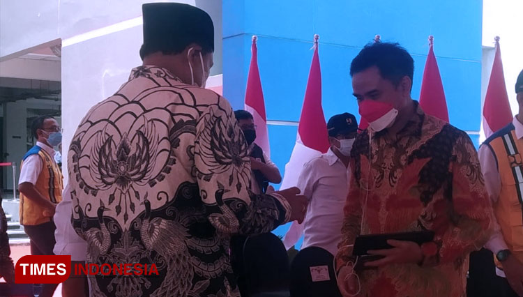 Wikan Sakarinto Dirjen Vokasi Kemendikbud RI (kanan) bersama Wali Kota Madiun H. Maidi di Poltek Negeri Madiun. (Foto: Yupi Apridayani/TIMESIndonesia)