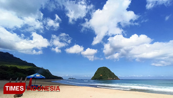Wisata Pantai Pulau Merah di Kabupaten Banyuwangi, Jawa Timur. (FOTO: Agung Sedana/ TIMES Indonesia)