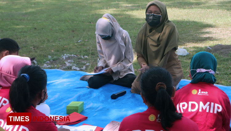 Para petani cabai di Desa Tiru Lor menyimak pemaparan dari tim penyuluh saat mengikuti Sekolah Lapang, Selasa (7/9/2021). (FOTO: Lely Yuana/TIMES Indonesia)
