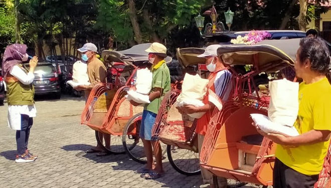Secara simbolis Bupati Klaten Sri Mulyani menyerahkan bantuan sembako kepada para tukang becak terdampak Covid-19 di Kabupaten Klaten. (FOTO: Pemkab Klaten for TIMES Indonesia)
