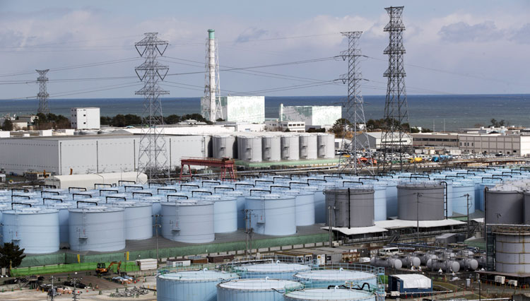 Tangki penyimpanan air yang diolah tetapi masih radioaktif terlihat di pembangkit listrik tenaga nuklir Fukushima Daiichi di kota Okuma, Prefektur Fukushima. (FOTO :Japan Today/AP)
