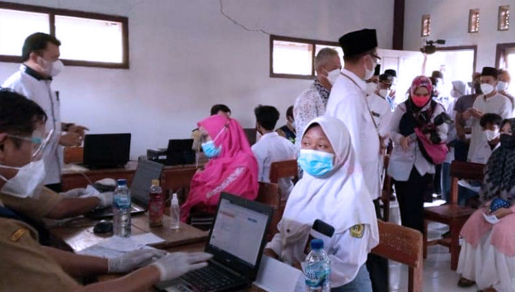 Suasana vaksinasi di pondok pesantren. (FOTO: Diskominfo Kabupaten Indramayu)
