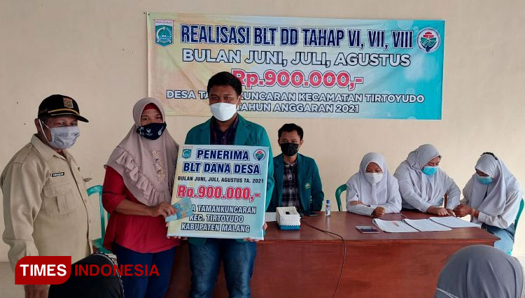 Mahasiswa KSM Tematik Unisma ikut berpartisipasi dalam pembagian BLT di kantor desa Tamankuncaran, Kecamatan Tirtoyudo, Kabupaten Malang. (FOTO: AJP TIMES Indonesia)