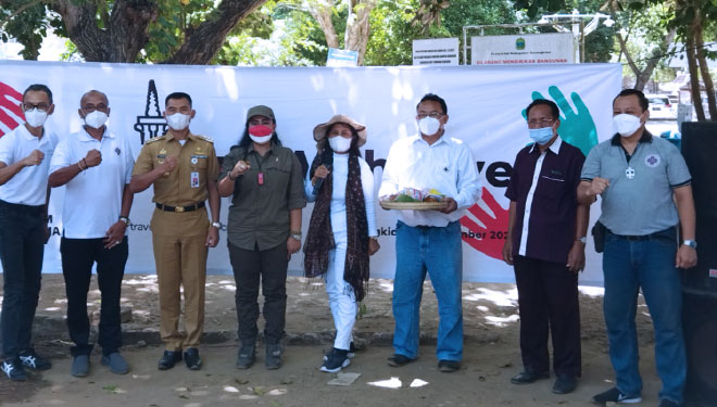 Ketua PHRI DIY, Deddy Pranowo Ernowo (kedua dari kiri) dan jajaran IHGM dan H3Y usai serahkan bantuan kepada para pelaku pariwisata di Gunungkidul. (FOTO: Humas H3Y for TIMES Indonesia)