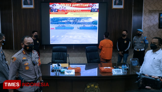 Kapolres Sumedang AKBP Eko Prasetyo Robbyanto saat menunjukan kepada sejumlah awak media rekaman CCTV detik detik peristiwa penusukan di Cimanggung (FOTO: Alan Dahlan/TIMES Indonesia)