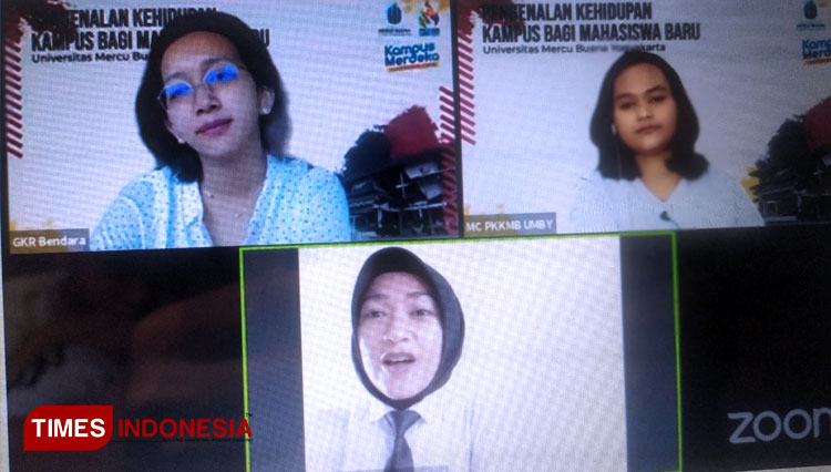 GKR Bendara (kiri atas) ketika menyimak pertanyaan salah satu mahasiswa baru UMBY (FOTO: Tangkapan layar A.Tulung/TIMES Indonesia) 