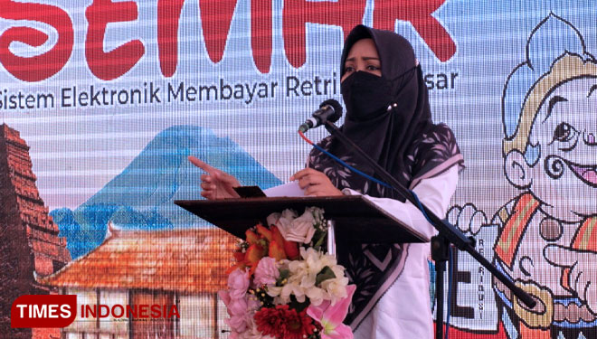 Foto: Bupati Mojokerto, Ikfina Fahmawati saat mengisi sambutan dalam agenda launching E-Retribusi Pasar di pasar Kedungmaling, Kecamatan Sooko, Kabupaten Mojokerto. Rabu (08/9/2021)(Foto: Thaoqid Nur Hidayat/TIMES Indonesia)