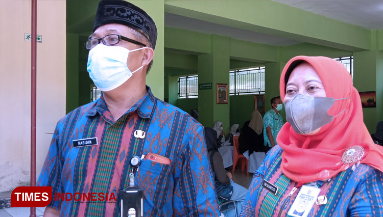 Kepala SMPN 1 Cilacap Kasidin didampingi guru BK Dwi Suhartati menjelaskan tentang pelaksanaan vaksin di sekolahnya. (FOTO: Estanto Prima Yuniarto/TIMES Indonesia)
