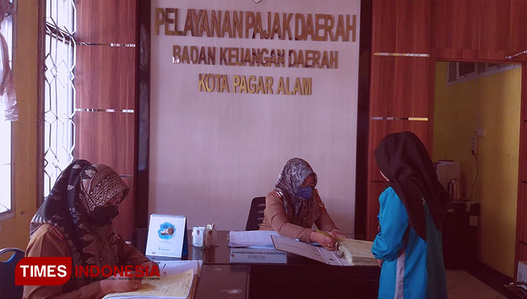 Sejumlah Wajib Pajak tengah mengurus pajak di kantor BKD Kota Pagaralam. (FOTO: Asnadi/TIMES Indonesia)