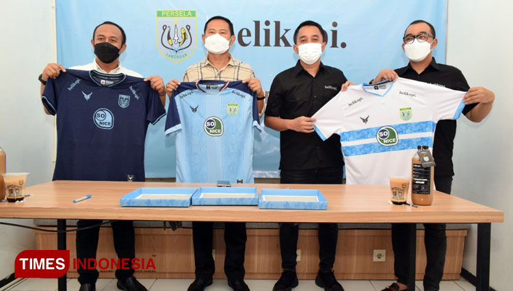 Manajemen Persela dan PT. Beli Kopi Indonesia menunjukkan jersey yang telah terpampang Belikopi sebagai salah satu sponsor. (FOTO: Persela for TIMES Indonesia)