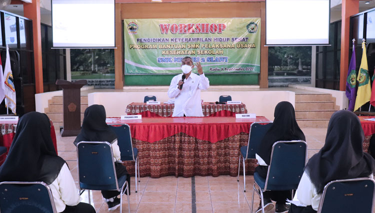 Kepala Bidang Pemberdayaan Masyarakat Dinas Kesehatan Kabupaten Tegal, dr Joko Wantoro memberikan materi kepada peserta. (Foto: AR Hartono For TIMES Indonesia)