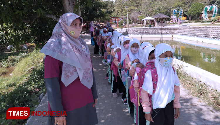 Siswa-siswi MI Islamiyah Ujungpangkah saat mengikuti belajar luar ruangan di Wisata Wagos Gresik (FOTO: Akmal/TIMES Indonesia)