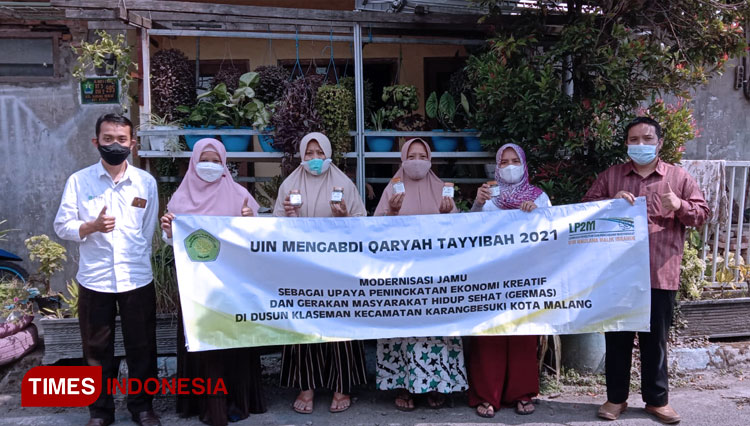 Tim dosen UIN Malang dalam kegiatan pengabdian kepada masyarakat di Karangbesuki Kota Malang dengan ibu-ibu PKK. (FOTO: Dok. UIN Malang for TIMES Indonesia)