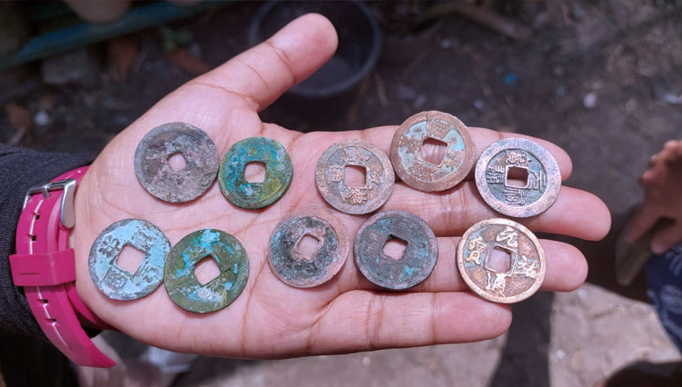Beberapa keping koin kuno yang ditemukan warga Desa Sukosongo, Kecamatan Kembangbahu Lamongan. (FOTO: Disparbud Lamongan for TIMES Indonesia)